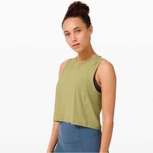 Lululemon cropped sculpt tank
Size 4, hazel green